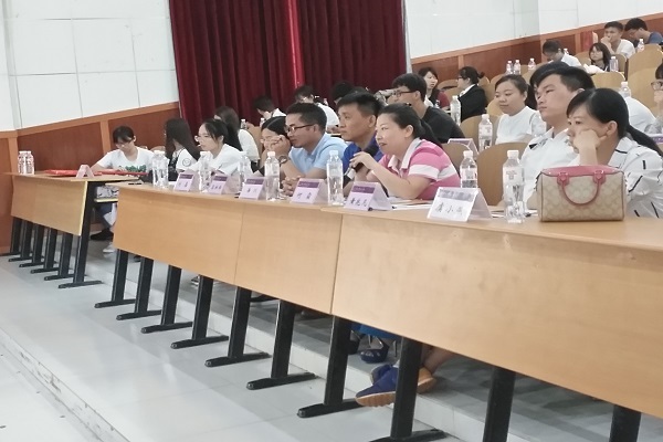 评委提问.jpg