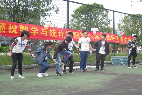 工作人员演示歌传呼啦圈.jpg
