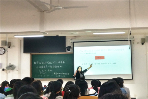 分团委副学生书记兰晓枫讲解礼仪知识.jpg