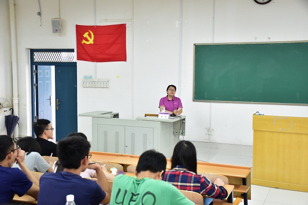5.校党委宣传部副部长蒋菲老师正在授课.JPG